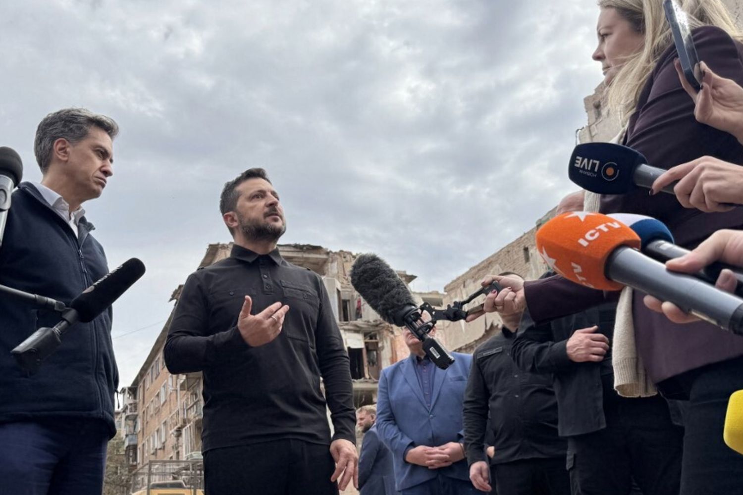Zelensky apre a una tregua energetica: "Stop agli attacchi se anche la Russia farà lo stesso". Il Cremlino: "E' isterico"