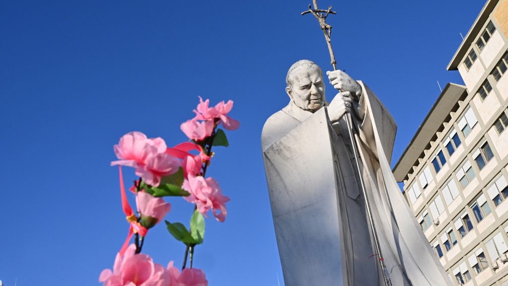 La statua di Giovanni Paolo II al Gemelli inaugurata il 30 giugno 2009