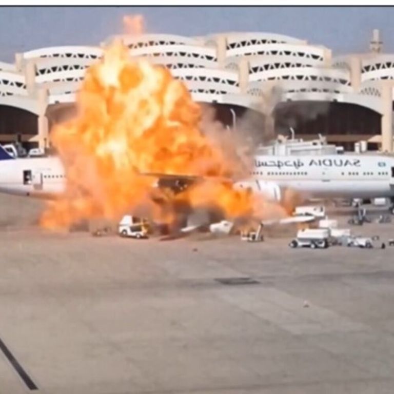 Aereo della compagnia di bandiera saudita colpito dagli Houthi all'Aeroporto di Riad