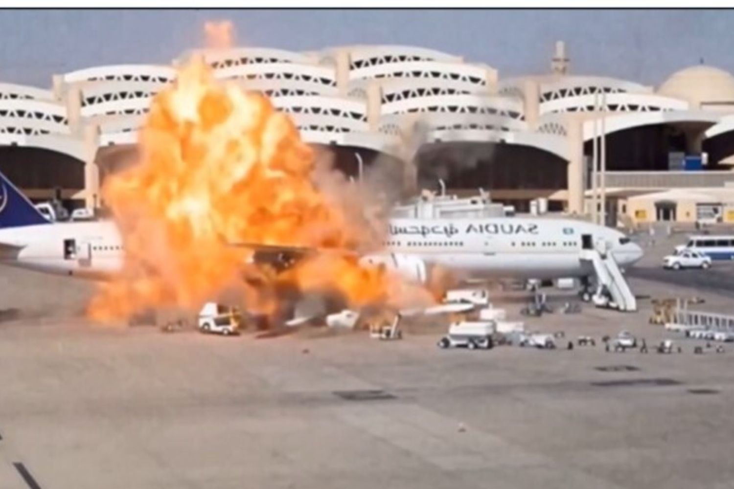 Aereo della compagnia di bandiera saudita colpito dagli Houthi all'Aeroporto di Riad