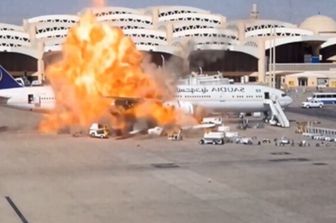 Aereo della compagnia di bandiera saudita colpito dagli Houthi all'Aeroporto di Riad