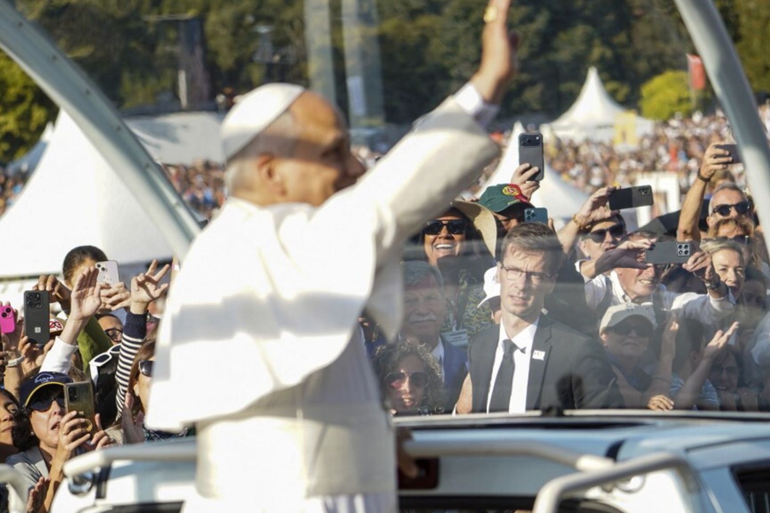 Papa Leone saluta i fedeli durante la sua visita in Francia nel settembre 2026