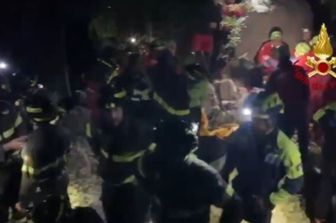 I vigili del fuoco al lavoro per salvare lo speleologo intrappolato nella grotta in Sardegna