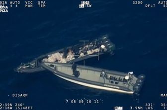 Immagine dello speronamento del gommone da parte della Guardia di Finanza