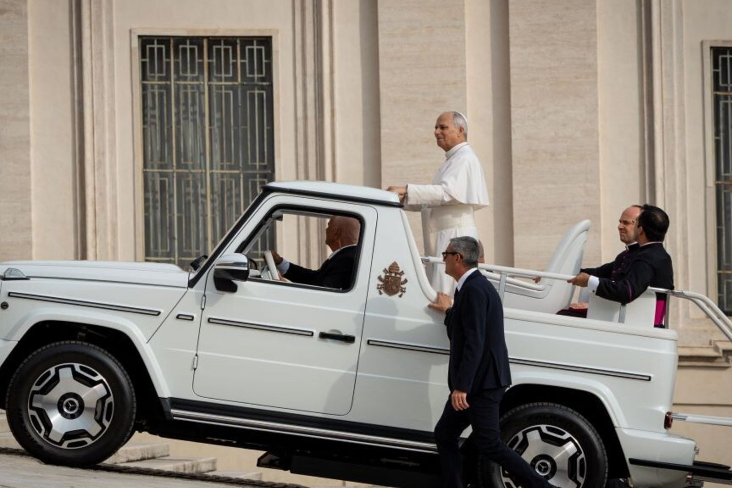 Papa Leone XIV sulla Papamobile durante la sua tradizionale udienza generale del mercoledì in Piazza San Pietro, il 7 ottobre 2026
