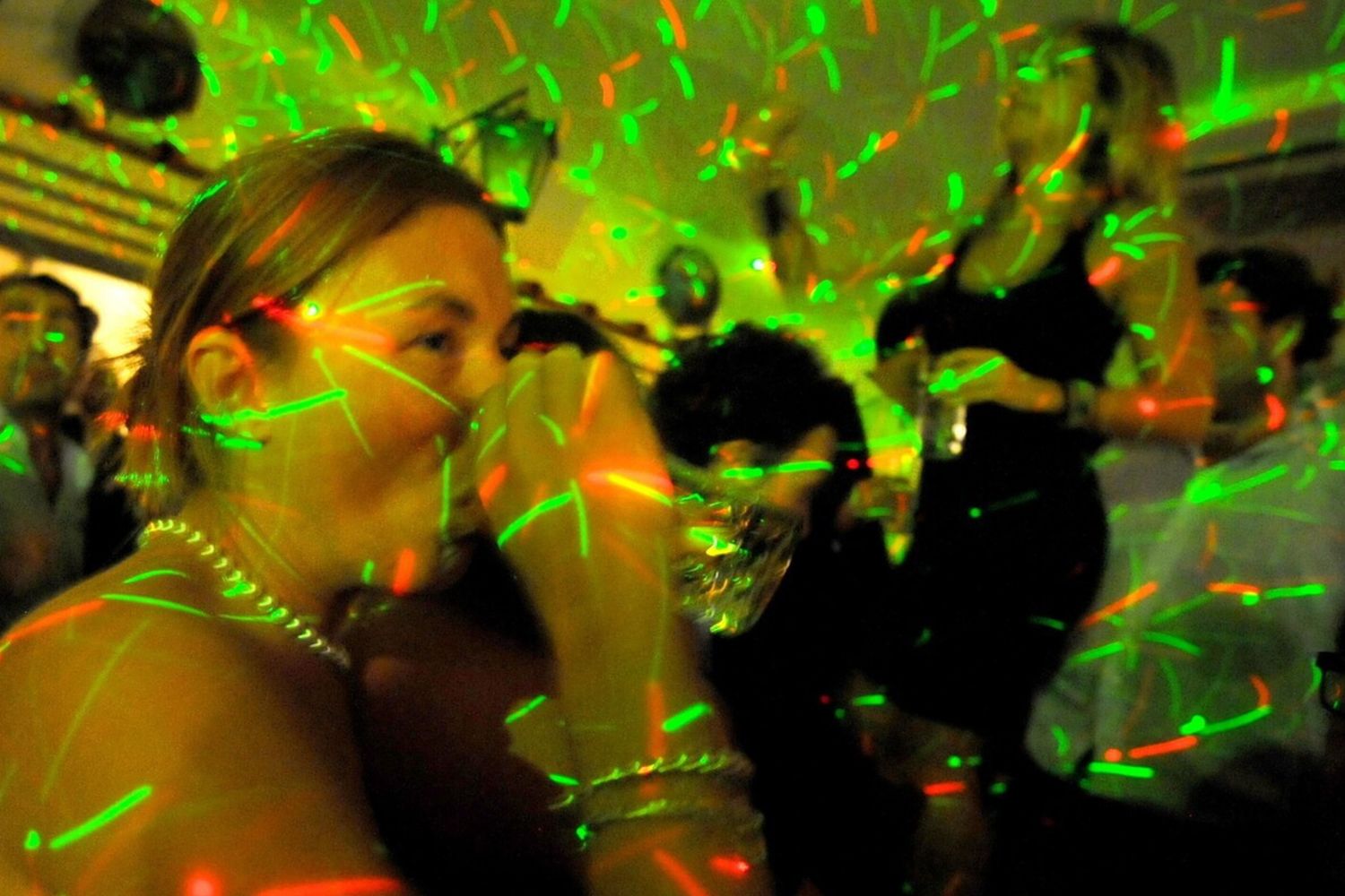 Una reagazza in discoteca