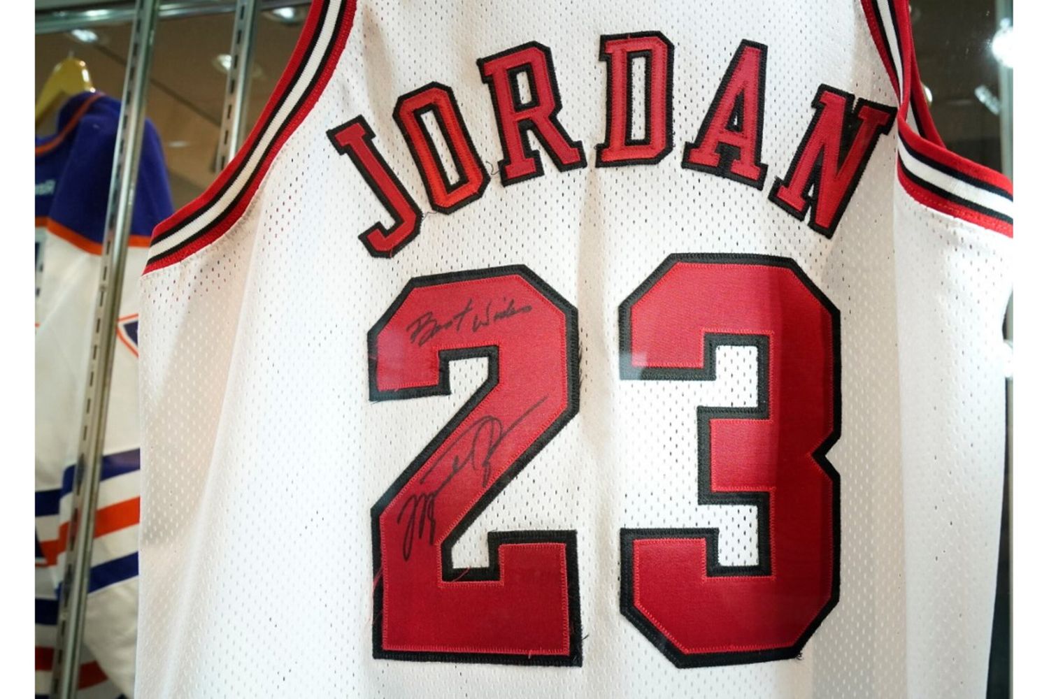 Michael Jordan, la maglia “Last Dance” venduta per 14 milioni di dollari: record per il basket