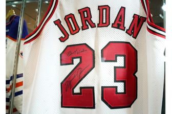 Michael Jordan, la maglia “Last Dance” venduta per 14 milioni di dollari: record per il basket
