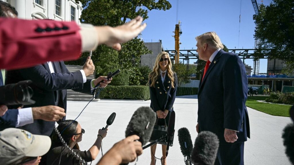 Il presidente Usa Donald Trump e la neo-nominata portavoce della Casa Bianca Katie Zacharia