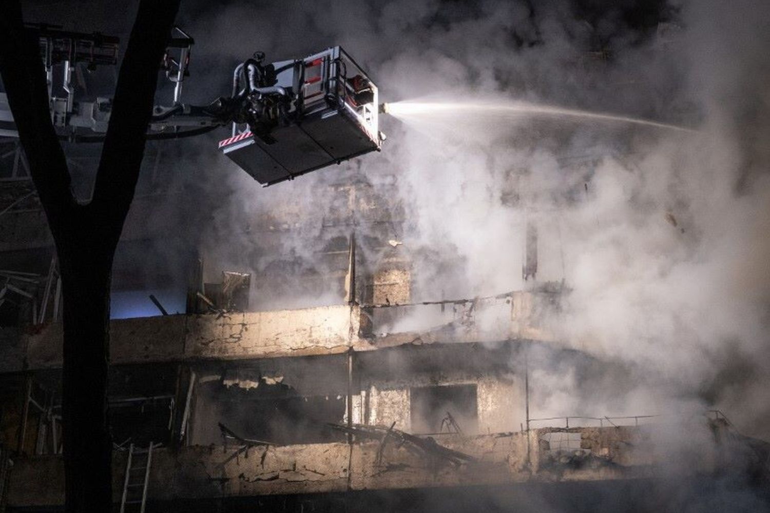 Missili russi colpiscono un'abitazione civile a Kiev  - immagine del 14 ottobre