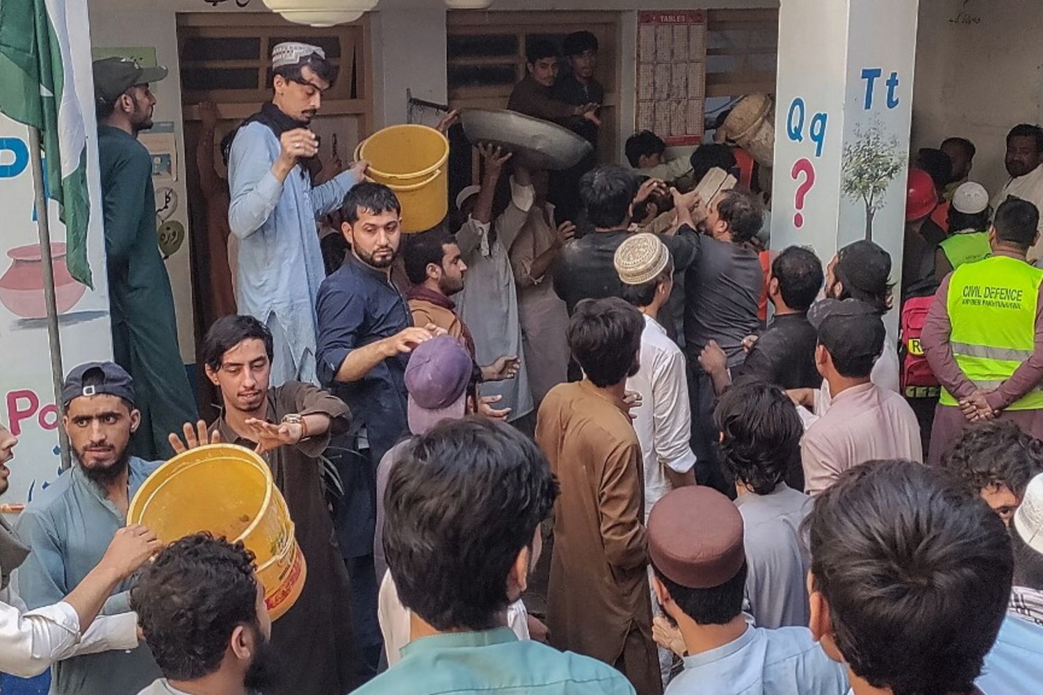 Crolla il tetto di una scuola, almeno 27 studenti morti a Peshawar