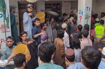 Crolla il tetto di una scuola, almeno 27 studenti morti a Peshawar