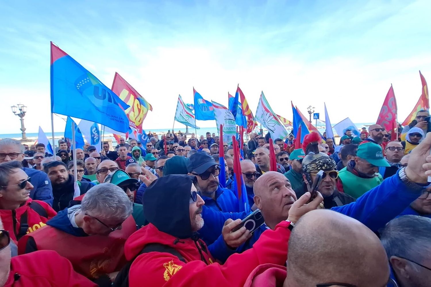 Ex Ilva, i lavoratori alla quarta giornata di sciopero a Taranto. Oggi l'incontro in Regione
