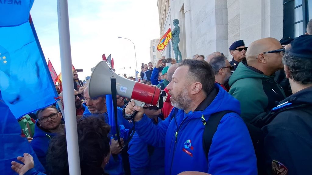 Ex Ilva, i lavoratori alla quarta giornata di sciopero a Taranto. Oggi l'incontro in Regione