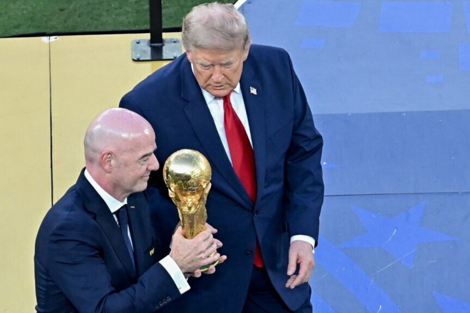 Infantino e Trump con la Coppa del Mondo, vinta dalla Spagna