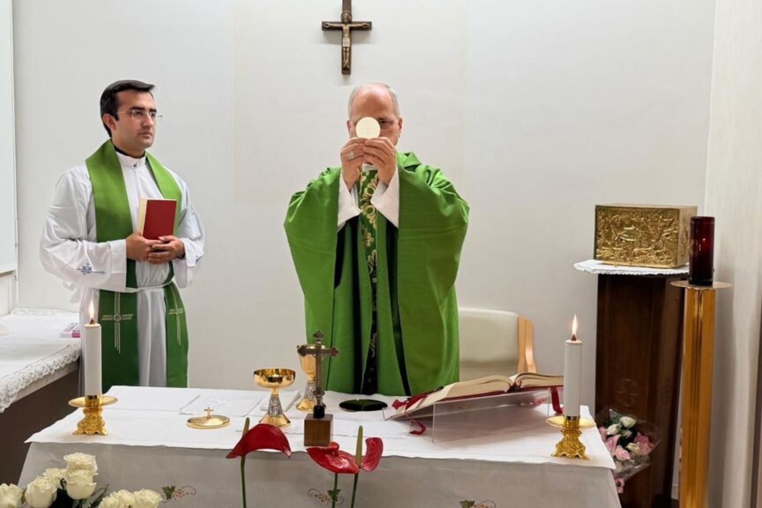 Le prime immagini del Papa dopo il ricovero al Gemelli