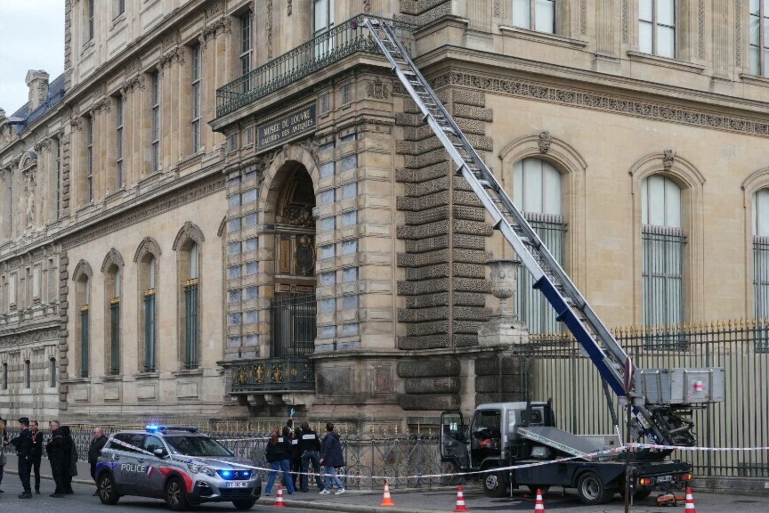 Un anno fa il colpo al Louvre. Dei gioielli trafugati nessuna traccia