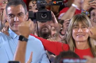 Sanchez e la moglie Begona al comizio Psoe