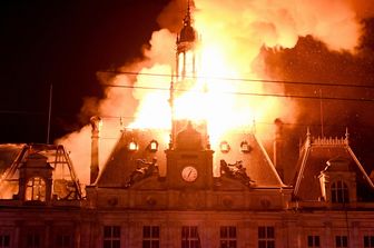 Francia a ferro e fuoco: "400 i fermati". In fiamme il municipio di Limoges