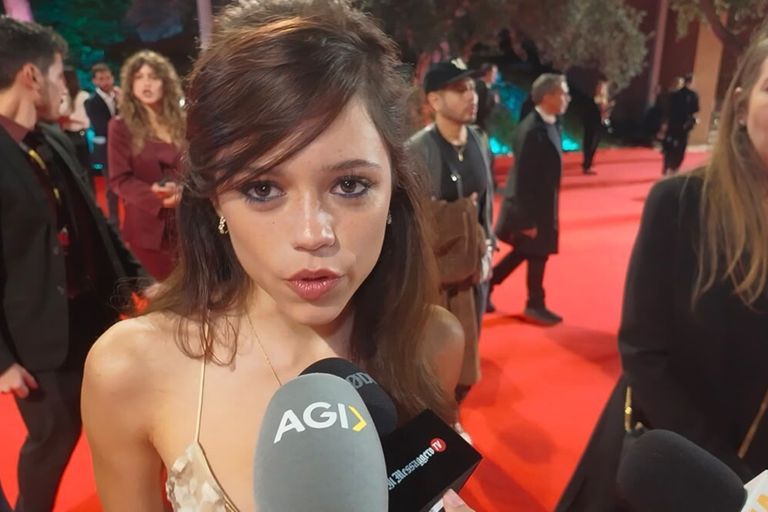 Jenna Ortega infiamma il red carpet alla Festa del Cinema di Roma: "Amo gli outsider perché lo siamo tutti"