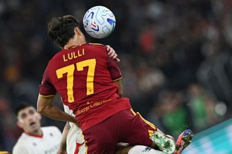 La Roma batte il Genoa, decidono Castro e Lulli. Giallorossi a -2 dall'Inter