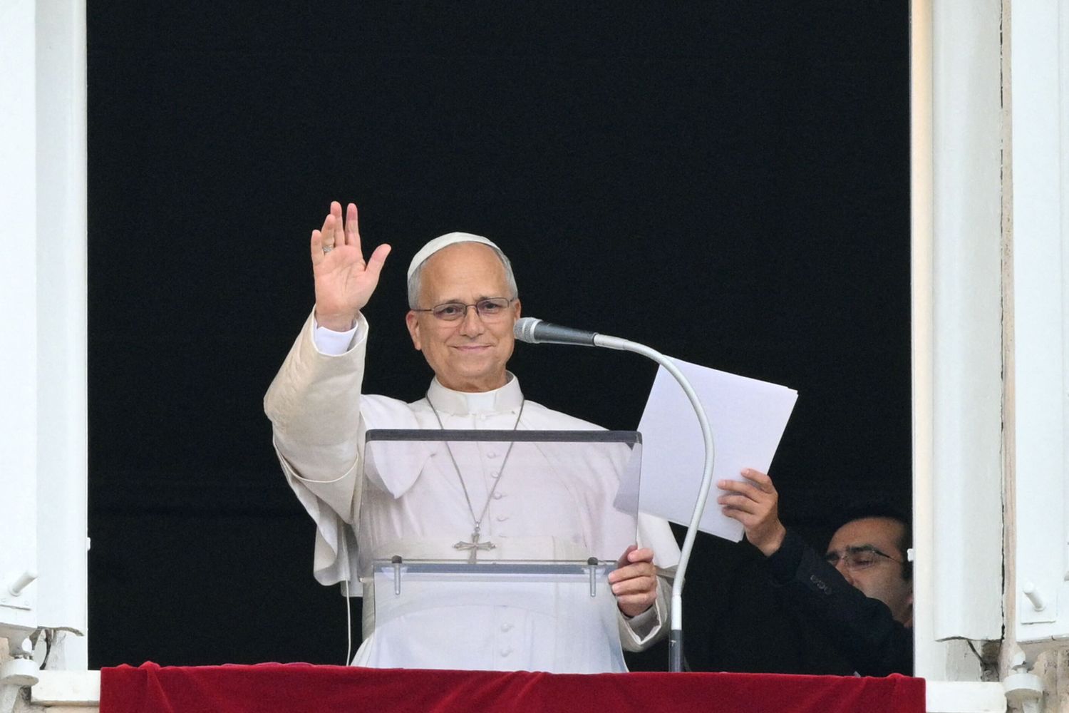 Papa Leone XIV saluta la folla durante l'Angelus