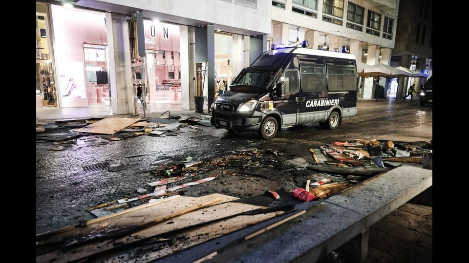 17 ottobre, le immagini degli scontri di Milano, Bologna e Torino