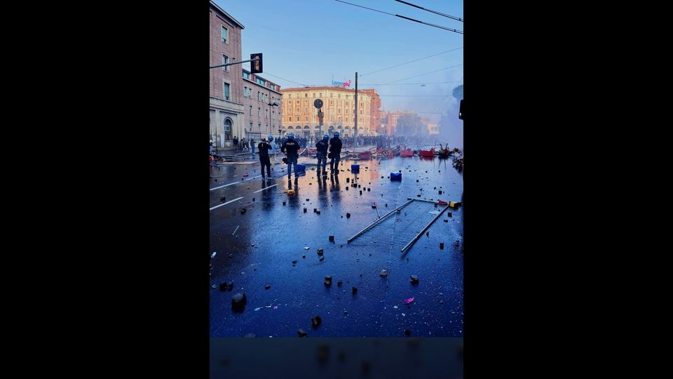 17 ottobre, le immagini degli scontri di Milano, Bologna e Torino