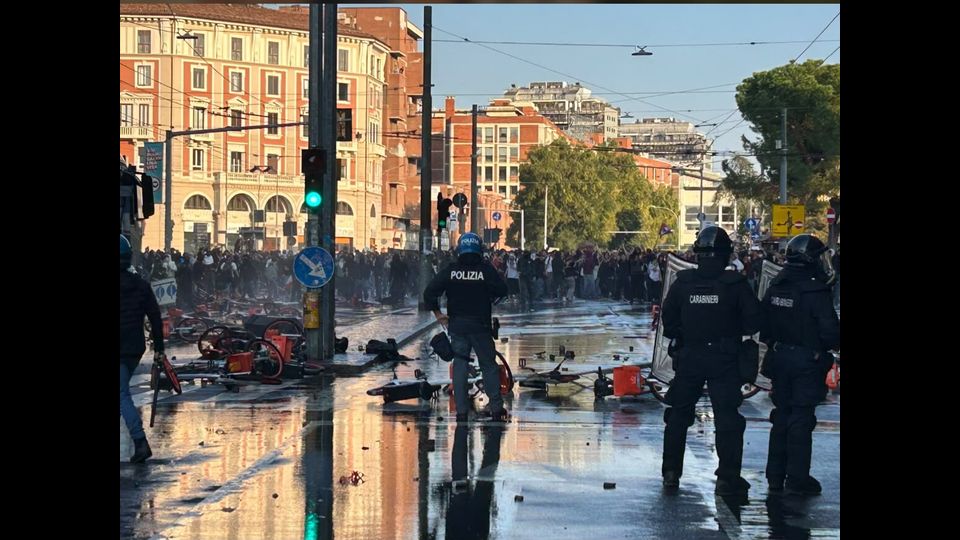17 ottobre, le immagini degli scontri di Milano, Bologna e Torino