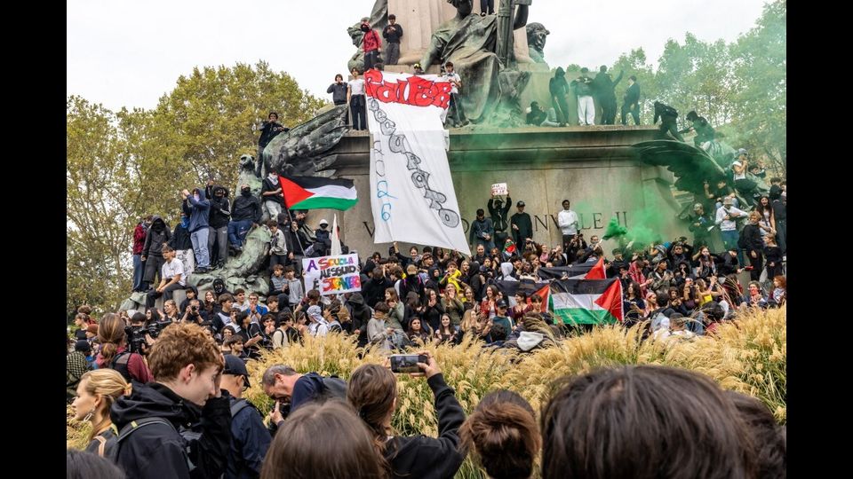 17 ottobre, le immagini degli scontri di Milano, Bologna e Torino