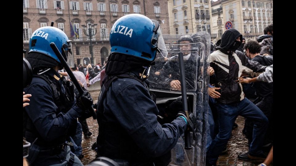 17 ottobre, le immagini degli scontri di Milano, Bologna e Torino