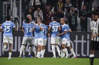 La Juventus cola a picco, la Lazio dilaga (3-0) e aggancia l'Inter in testa alla classifica