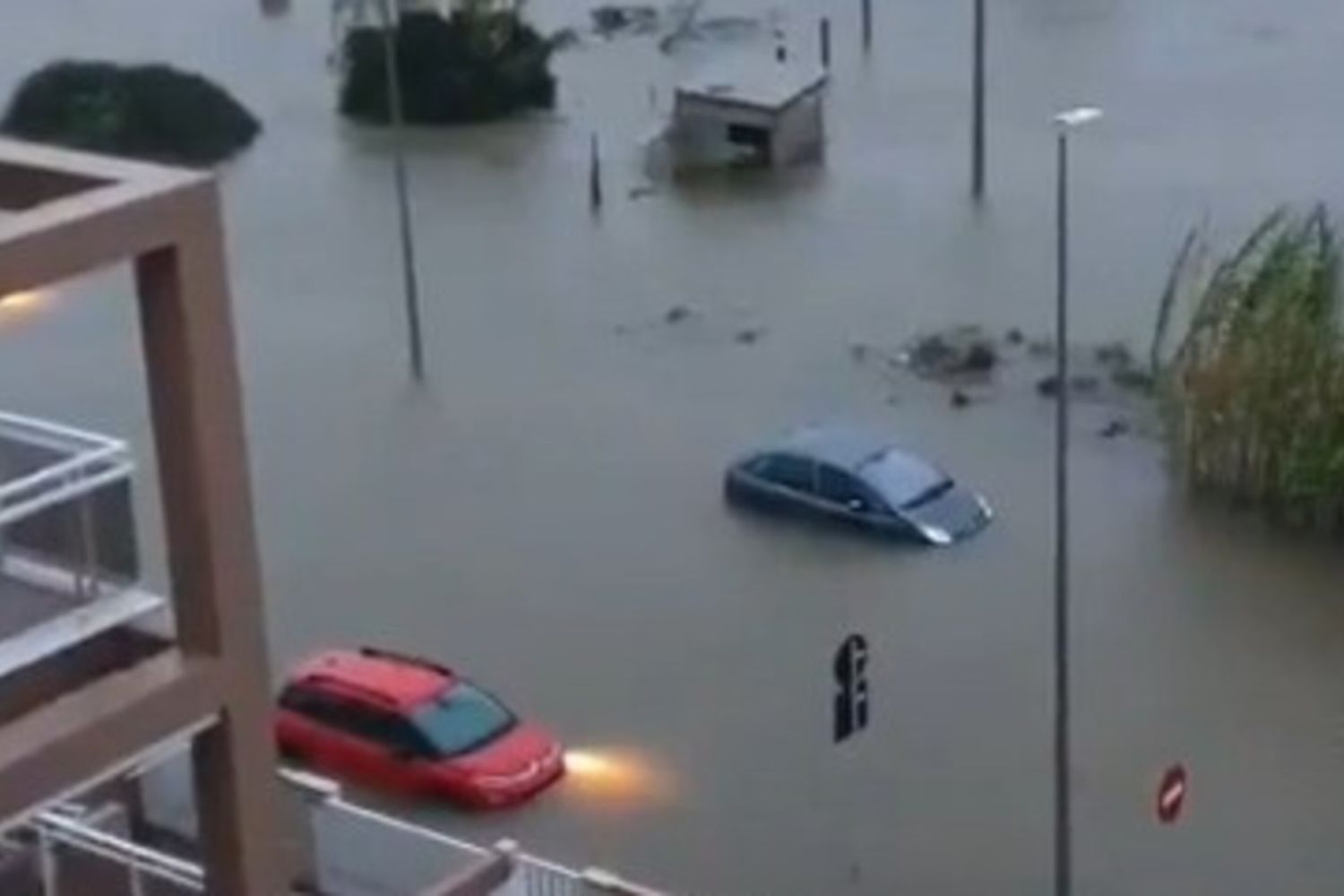 Due morti in Spagna per la tempesta Adam. Valencia e Alicante travolte dalle inondazioni