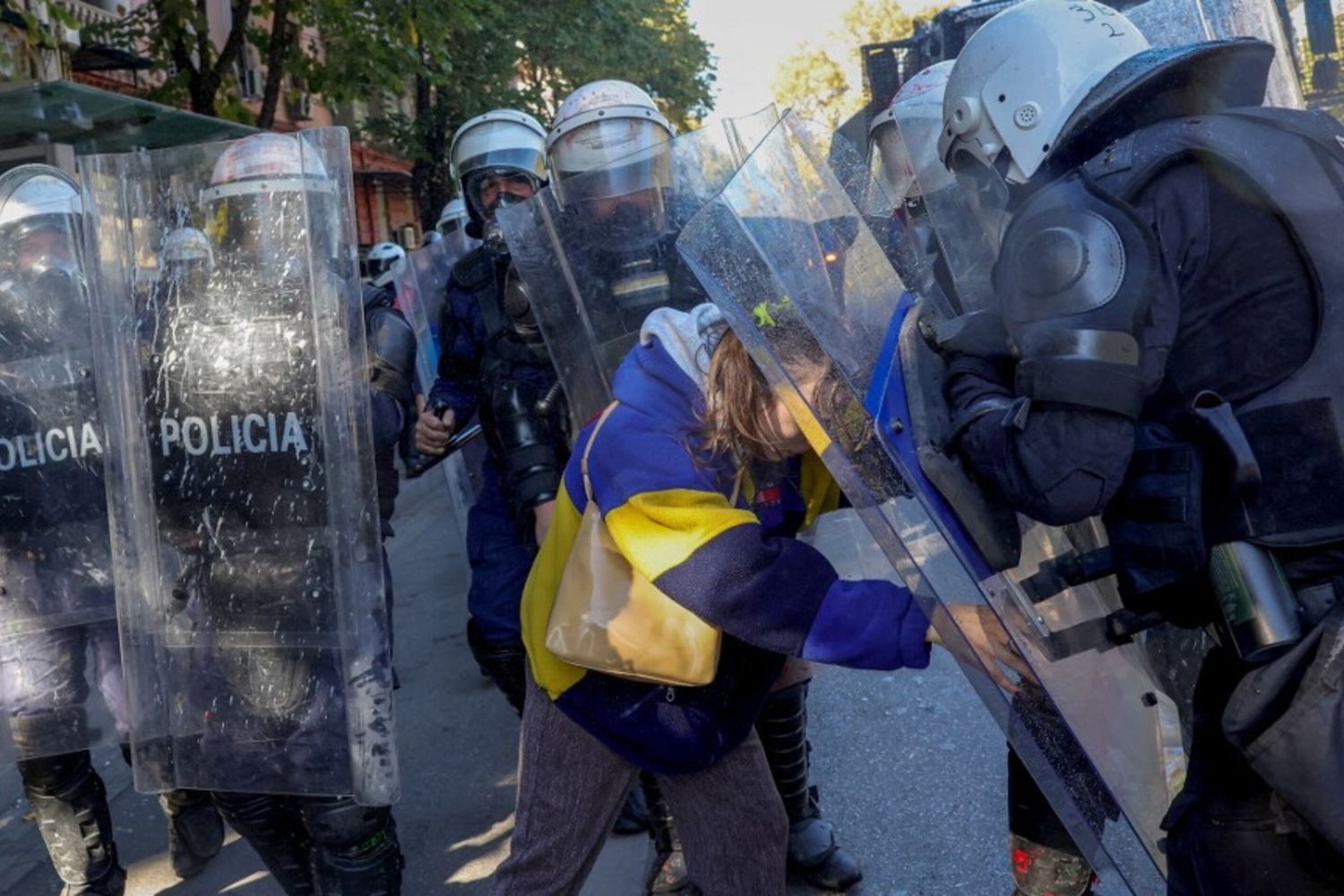 Nuovi scontri a Tirana, continua la protesta della "Rivoluzione dei Fenicotteri"