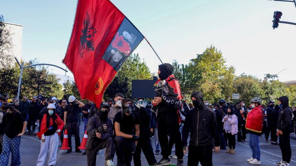 Nuovi scontri a Tirana, continua la protesta della "Rivoluzione dei Fenicotteri"