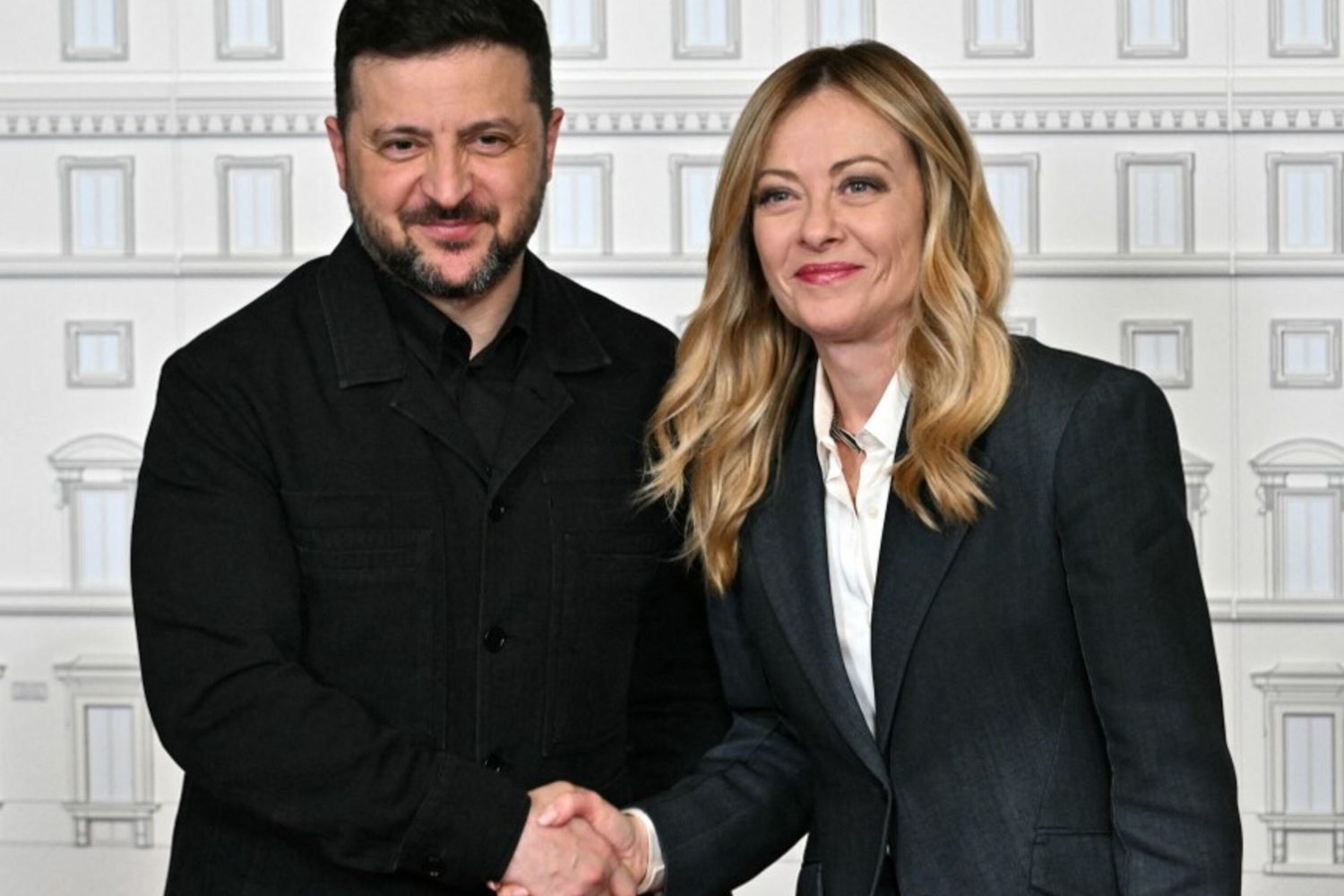 Zelensky: "La Russia conduce una guerra ibrida anche contro l'Italia"