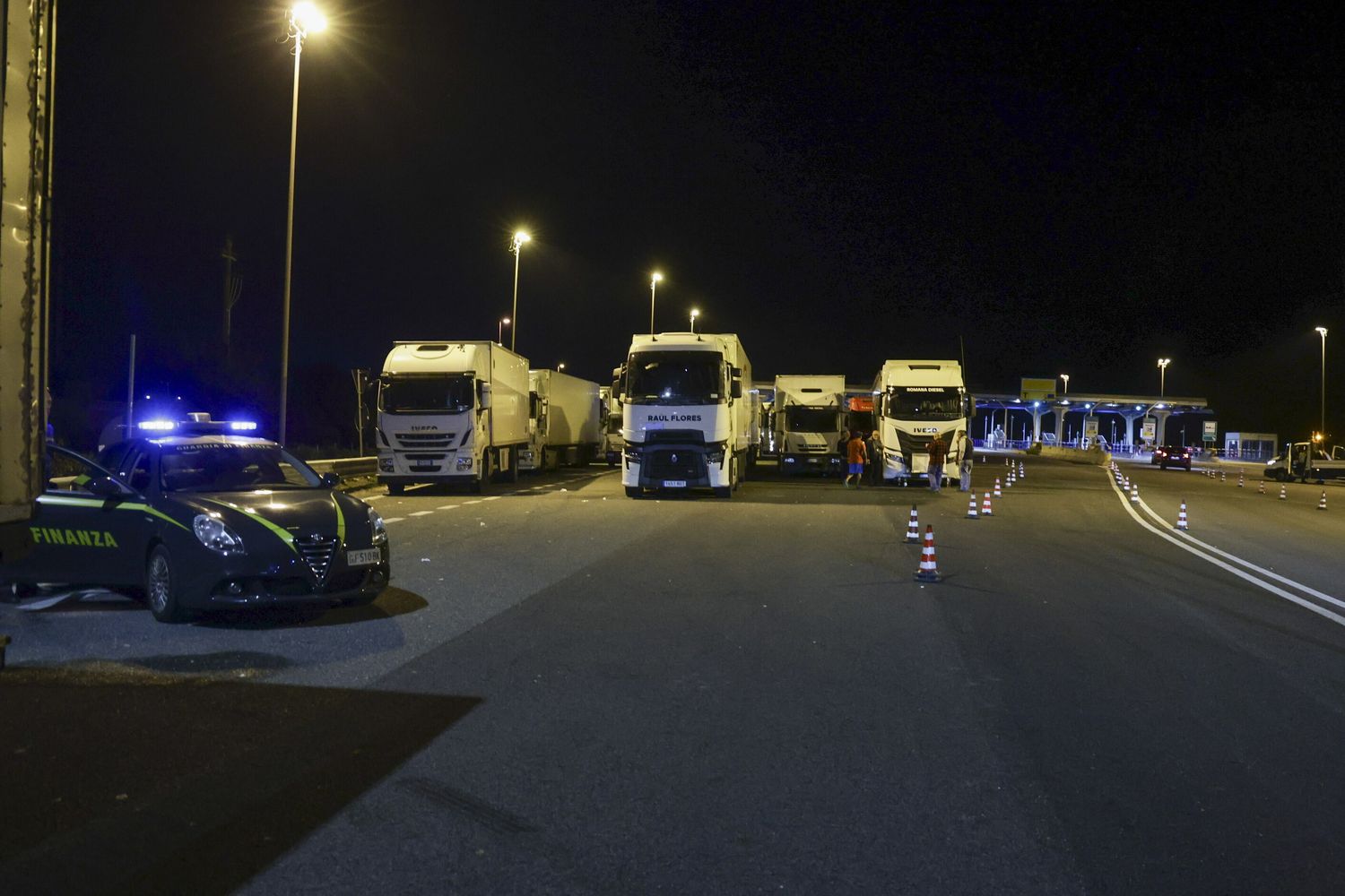 I conducenti di camion bloccano gli svincoli autostradali durante una protesta contro l'aumento dei prezzi del diesel e dei costi operativi,