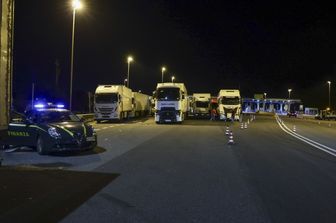 I conducenti di camion bloccano gli svincoli autostradali durante una protesta contro l'aumento dei prezzi del diesel e dei costi operativi,