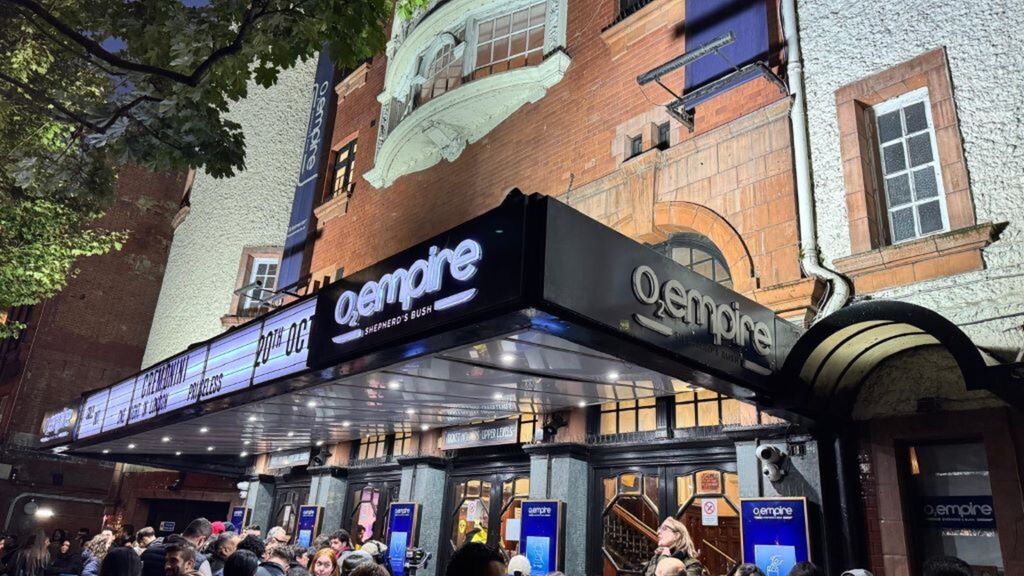 Lo Shepherd's Bush Empire a Londra, i fan in fila per il concerto di Cremonini