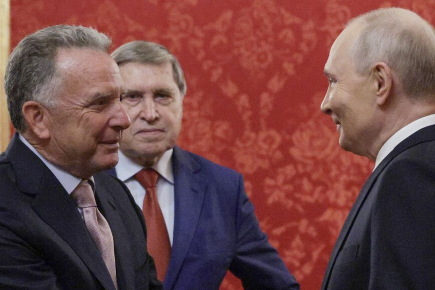 Il presidente russo Vladimir Putin e l'inviato speciale statunitense Steve Witkoff