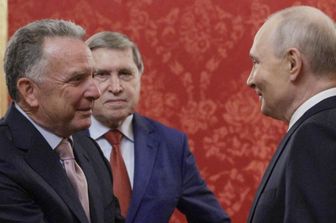 Il presidente russo Vladimir Putin e l'inviato speciale statunitense Steve Witkoff