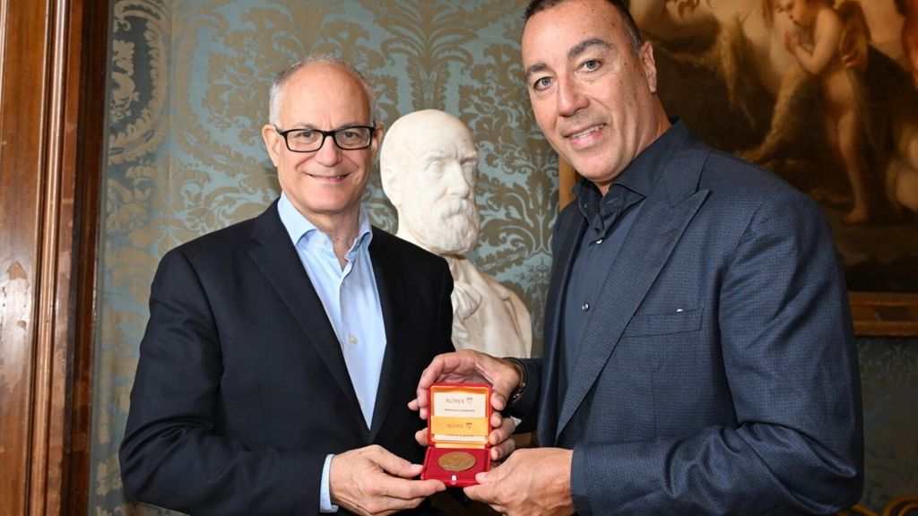 Lo scultore Lorenzo Quinn e il sindaco Roberto Gualtieri