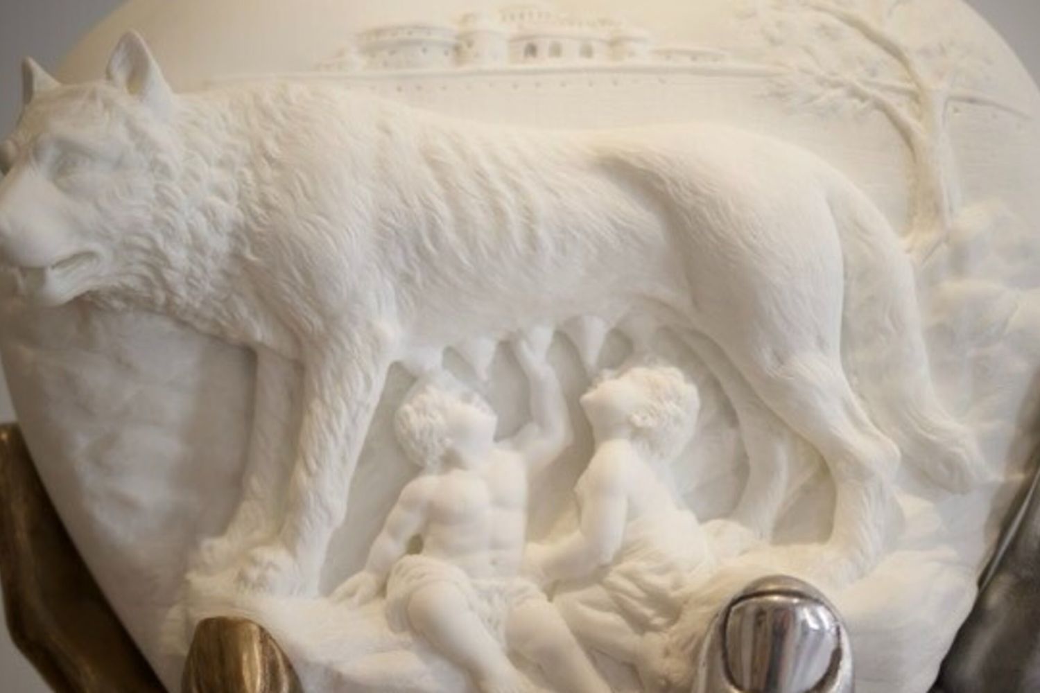 Scultura di Lorenzo Quinn