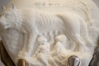 Scultura di Lorenzo Quinn