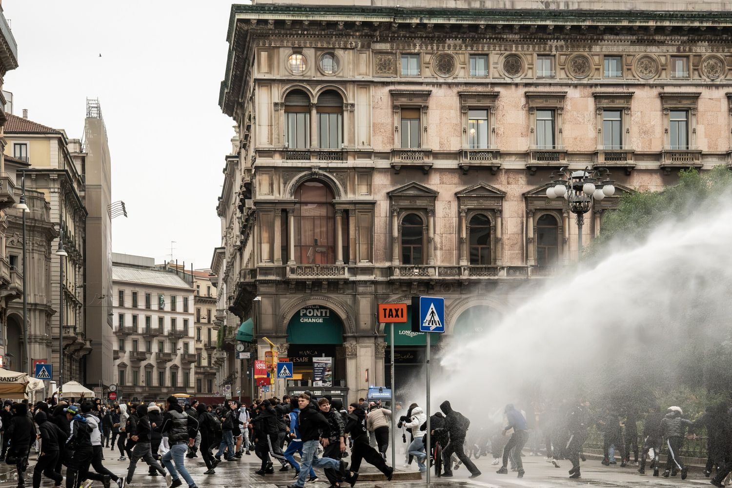 Milano: manifestazione Italia in piazza, contro il caro vita