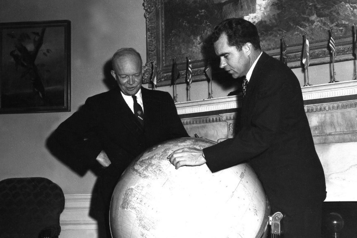 Eisenhower e Nixon con il mappamondo