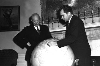 Eisenhower e Nixon con il mappamondo