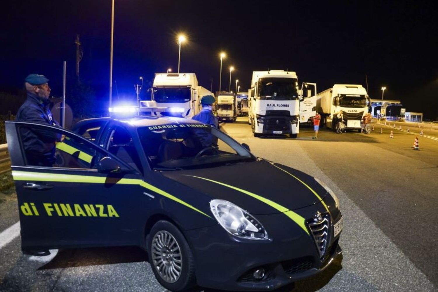 La protesta dei camionisti lungo l'A1 Napoli-Milano all'altezza di Caserta