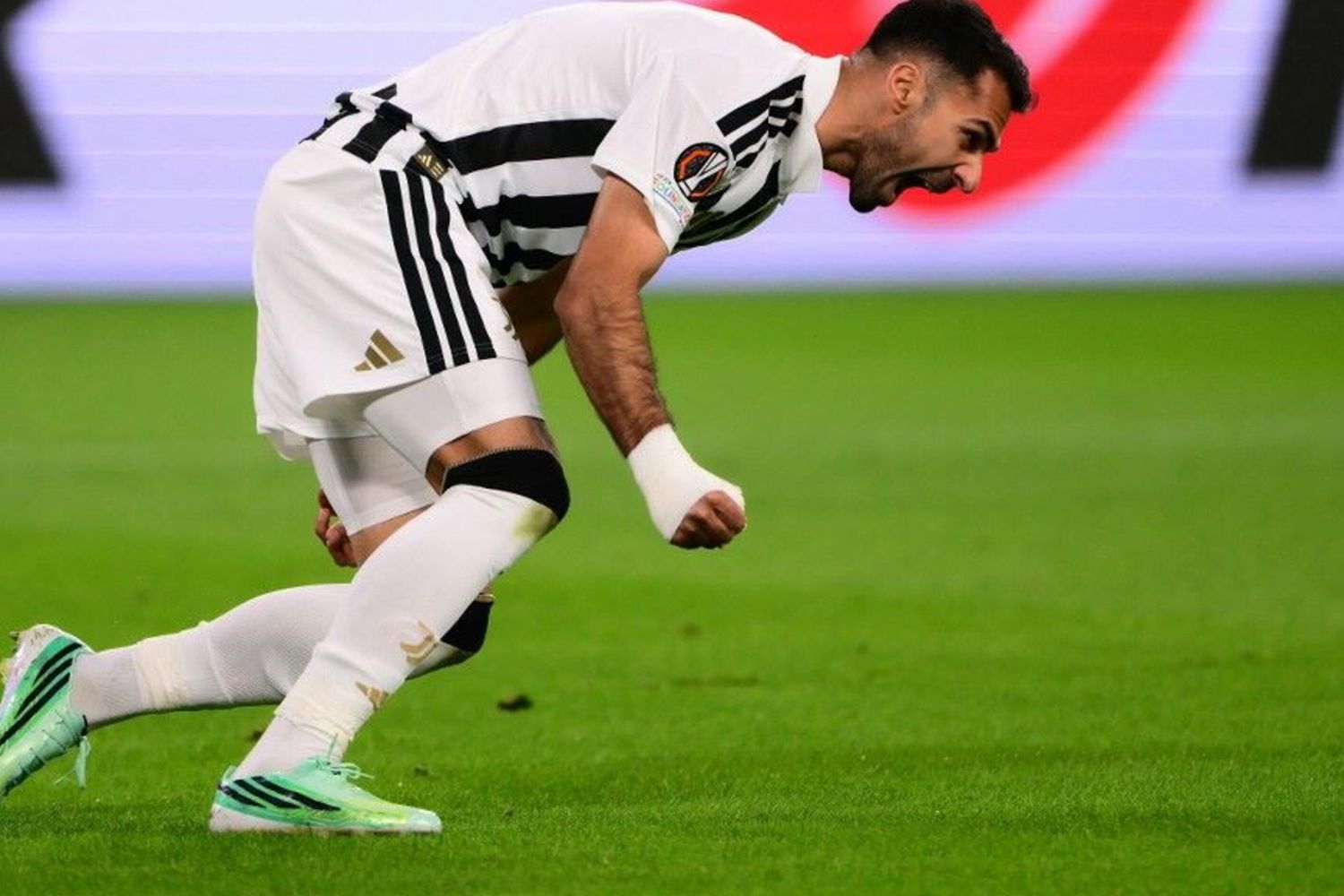 Il difensore della Juve Mehmet Zeki Celik esulta dopo il goal del momentaneo vantaggio
