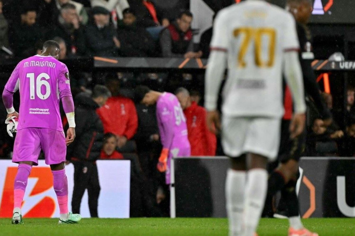 Il portiere del Milan, Mike Peterson Maignan lascia il campo dopo l'espulsione rimediata nella partita di Europa League contro il Bournemouth